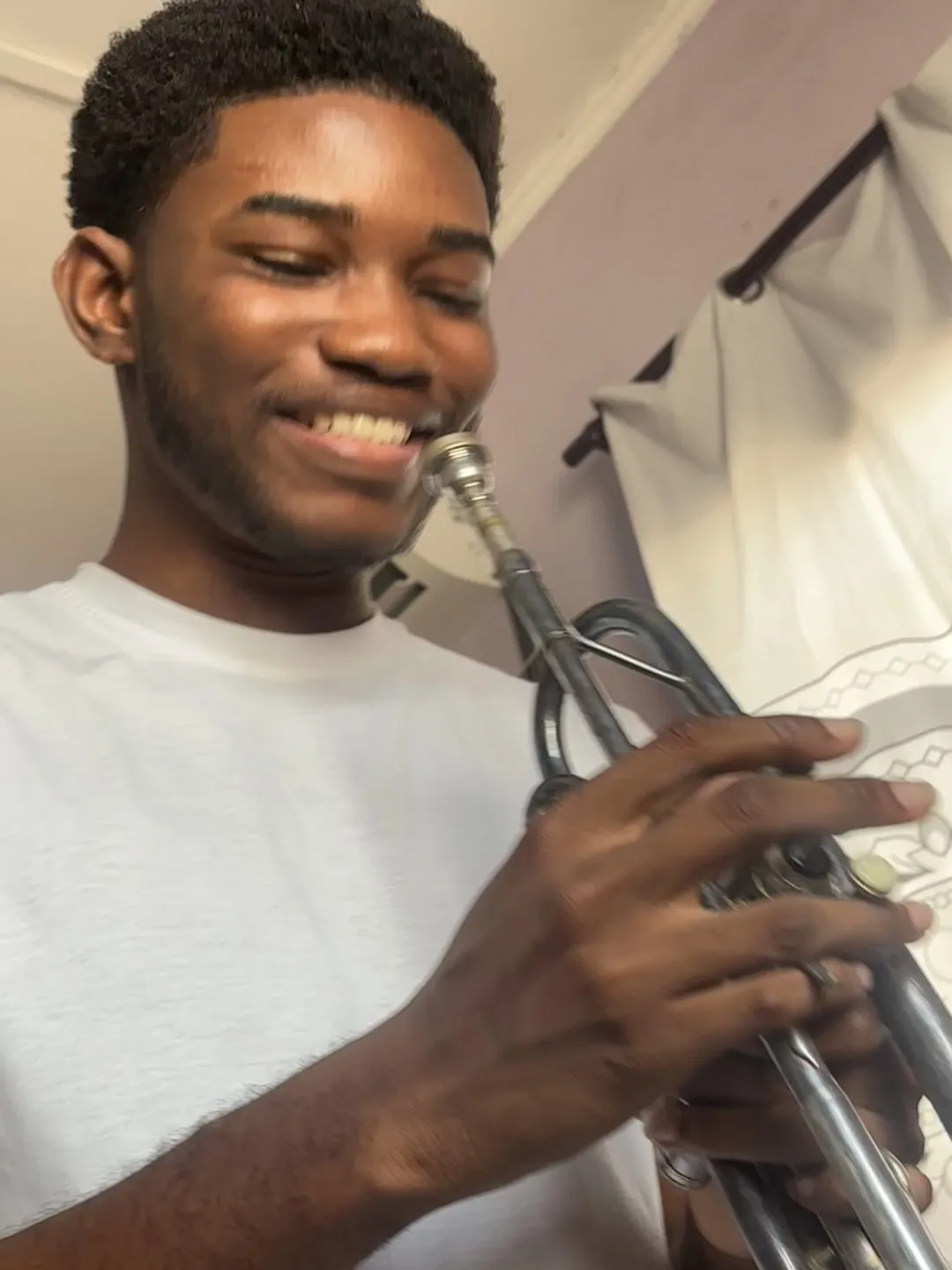 Shy trumpetist😂
